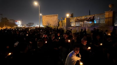 من أجواء الليلة الحزينة.. شموع الصدريين في ليلة الوحشة على “مرجع الفقراء” (فيديو)