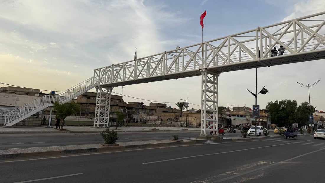 صور: أول جسر مشاة في شارع الفلاح بمدينة الصدر لتفادي حوادث السير