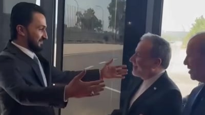 عراقجي في مطار بغداد.. زار تمثال سليماني والمهندس واستقبله سند بالأحضان