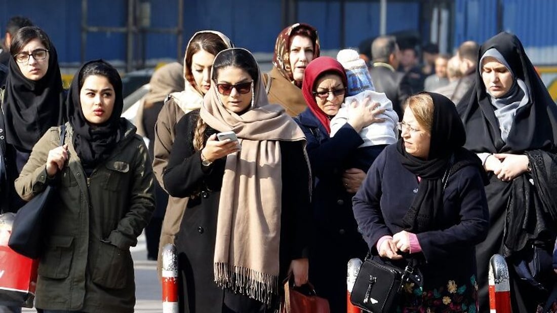 إيران تلغي شرطة الآداب بالكامل.. والحكومة تواجه مشكلات أخرى