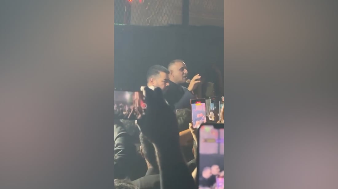 المياحي يظهر لأنصاره المتجمعين أمام داره ويدعوهم لضبط النفس (فيديو)