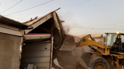 الشفلات عملت حتى الصباح.. بلدية الصدر تزيل سوق الحي وتغلق “الجوبات”