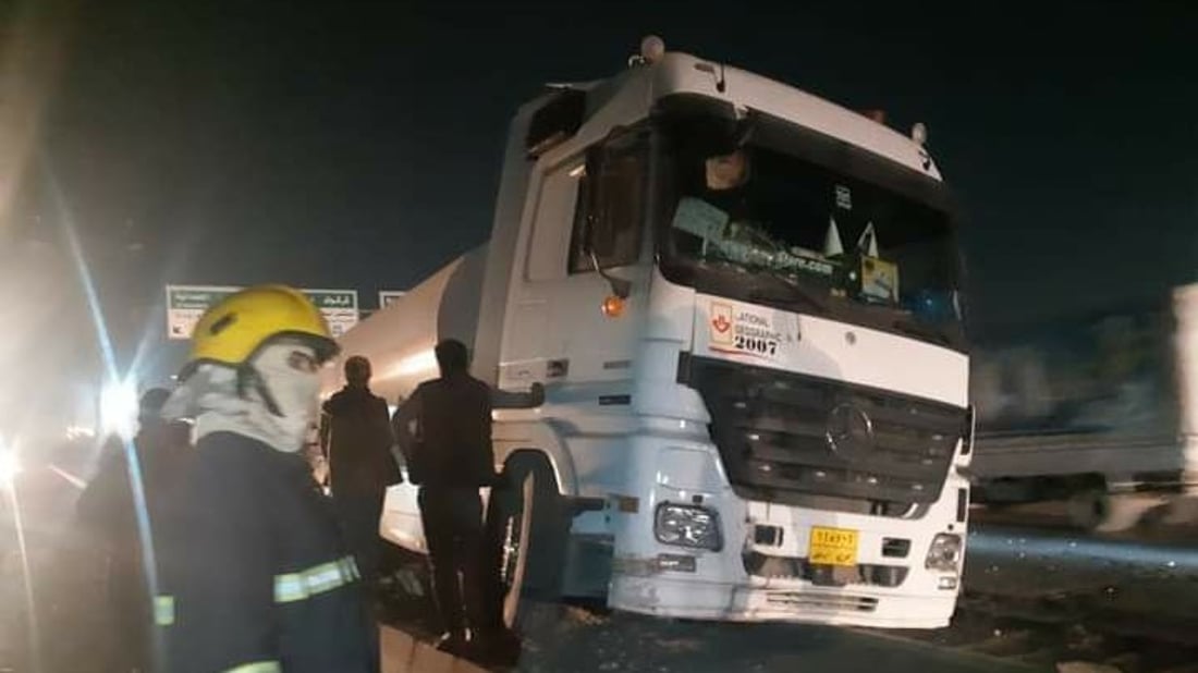 الموصل: سيارة صغيرة تجبر “تنكر” بنزين على الاصطدام بعامود كهرباء