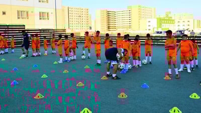 بطل آسيا 2007 يظهر في بسماية مع عشرات الفتيان.. أكاديمية لصناعة النجوم (صور)