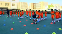 بطل آسيا 2007 يظهر في بسماية مع عشرات الفتيان.. أكاديمية ل...