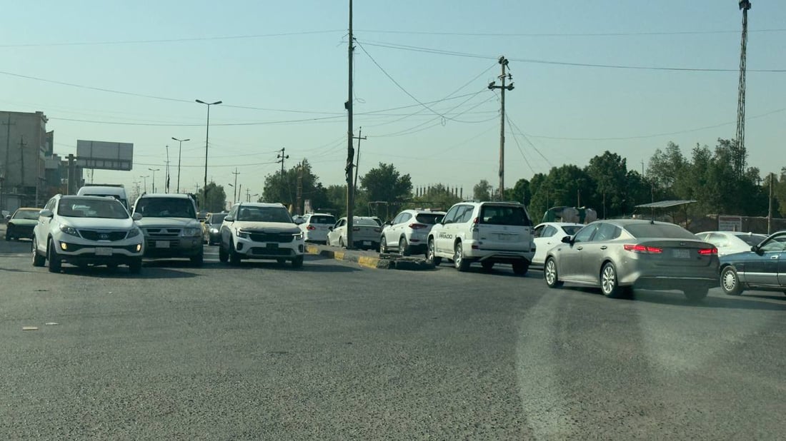 شوارع البصرة لا تتسع لموجة السيارات الصباحية.. 3 أسباب للازدحام (صور)