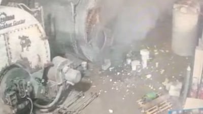 فيديو: لحظة سقوط خزان صاروخ على معمل في البصرة