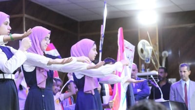 فيديو: أطفال بلد من الصم والبكم يرسمون ويغنون.. بحضور كبير