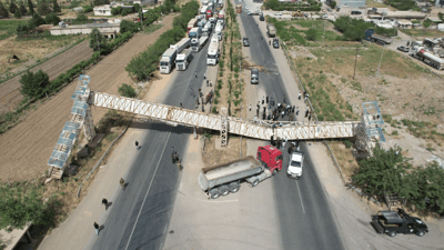 تیمەکان سەرقاڵی لابردنی پردە رووخاوەکەن لە سنووری بازیان