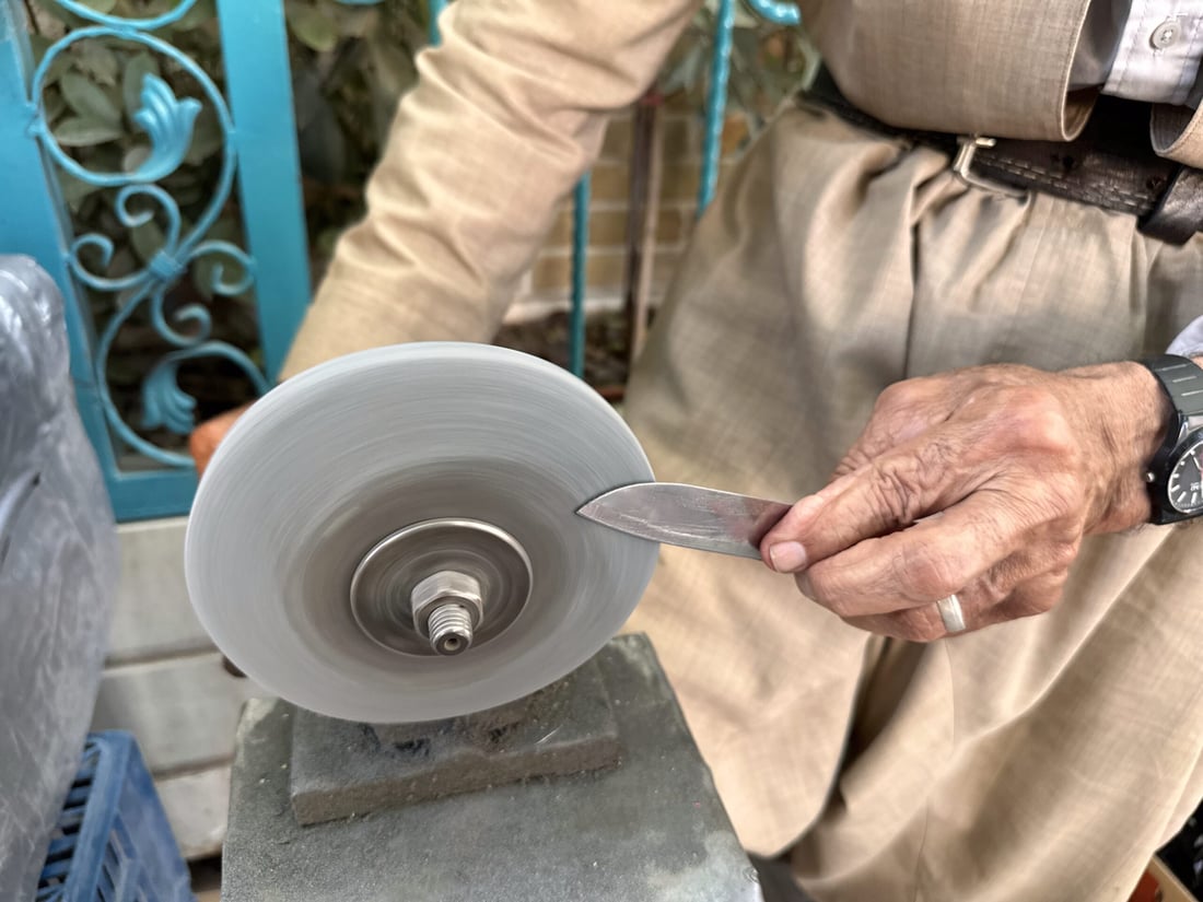 چەقۆ فرۆشتن بژێوی مام مەجیدی 79 ساڵ دابیندەكات