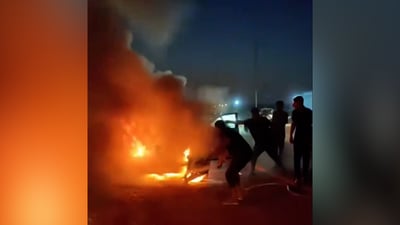 النيران تلتهم سيارة في باصخرة والأهالي أخمدوها بصهريج مياه