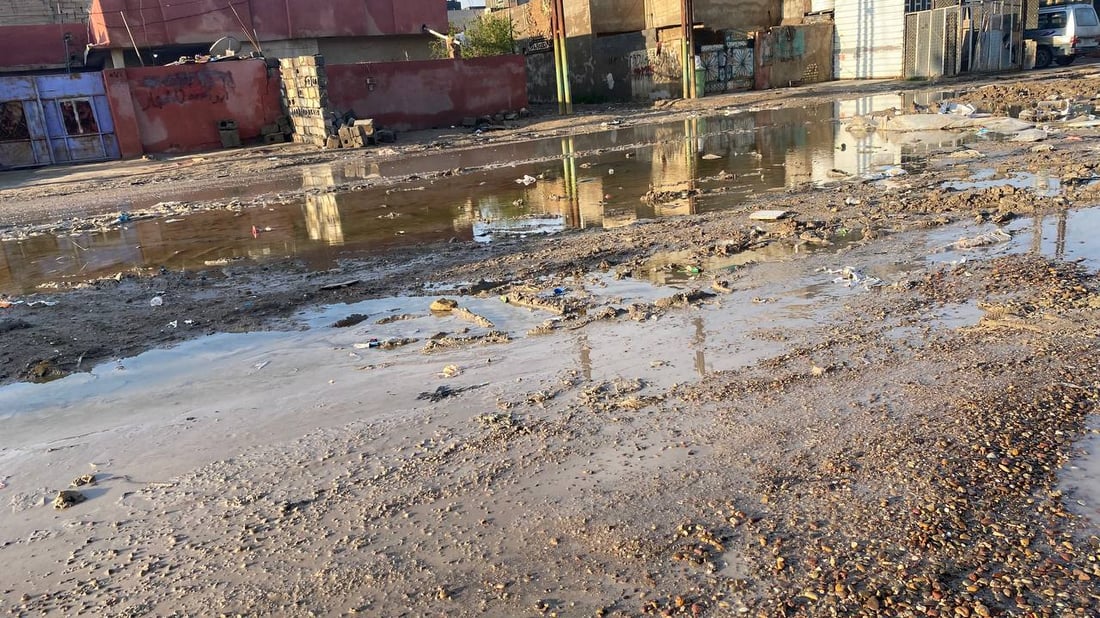على أبو غريب أن تصبر 3 سنوات: المبلط تحول إلى مستنقع والترابي بركة طين بعد المطر