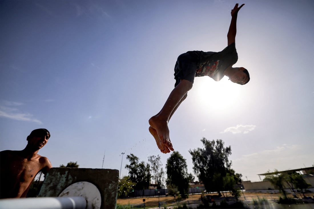 Iraqis flock to river, ice rink to escape searing heat