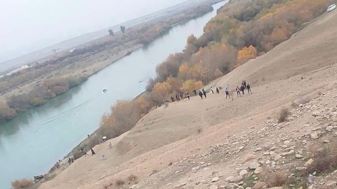 من جبل يطل على دجلة.. سرعة فائقة تهوي بدراجة نارية في القيّارة (صور)