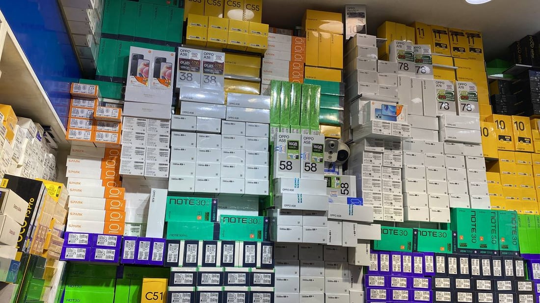 أول من أدخل أيفون 15 إلى الناصرية: بعت 20 جهاز “تيتانيوم” والسعر ناطح 3 ملايين