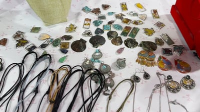 خانمێکی دەستڕەنگین زیو دەتوێنێتەوە و دەیکاتە خشڵ و ئێکسسواراتی خانمان