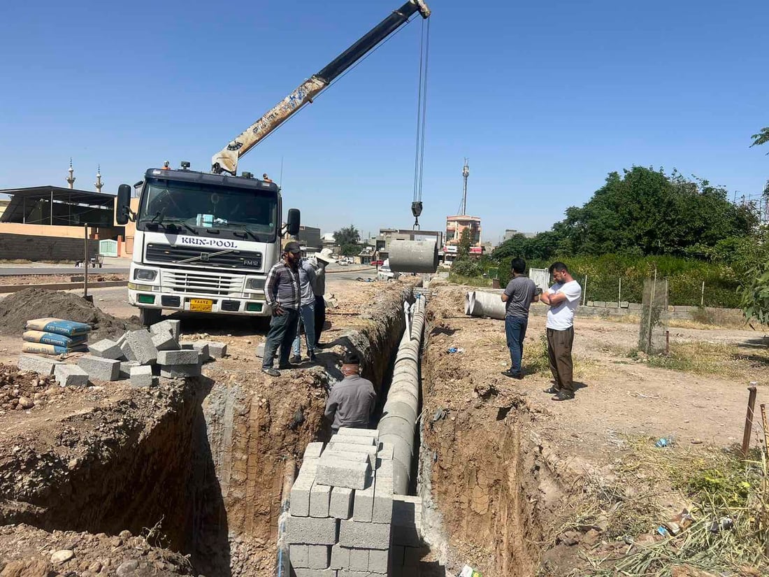 حەوت پڕۆژەی خزمەتگوزاری بە بەهای پێنج ملیار و 500 ملیۆن دینار لە بنەسڵاوە جێبەجێ دەکرێن.  پڕۆژەكان لەبواری دروستكردن و نۆژەنكردنەوە و قیرتاوكردنی شەقام و دروستكردنی ئاوەڕۆ لە گەڕەك و شوێنە گشتییەكانی شارۆچكەكە لە قۆناغی جێبەجێكردندان.