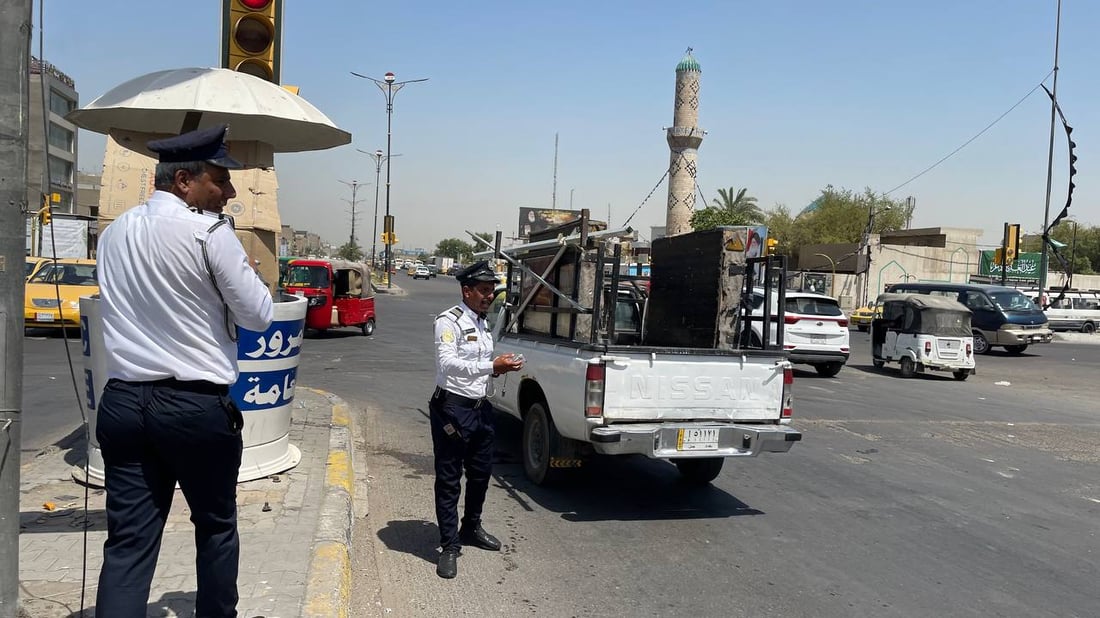 صور من مدينة الصدر: رجال المرور تفرغوا لسقي العطاشى في تقاطع الحمام