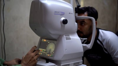 كربلاء تفحص شبكة العين ونسبة السائل بجهاز متطور وصل حديثاً
