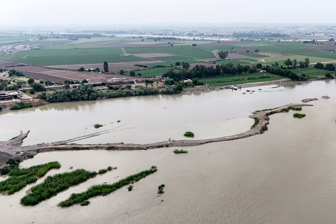 This aerial view shows Iraq's Tigris river overflowing after recent heavy rains and a release of excess water from the Mosul dam, in the northern city of Mosul on May 3, 2024. (Photo by Zaid AL-OBEIDI / AFP)