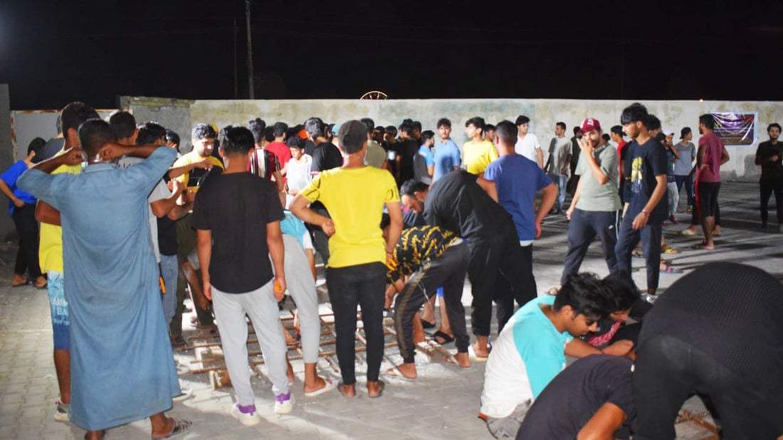 وظيفة بـ700 دولار لشباب الفاو.. قهر البحر بالسلاسل والحبال لنقل مواد الميناء الكبير (صور)