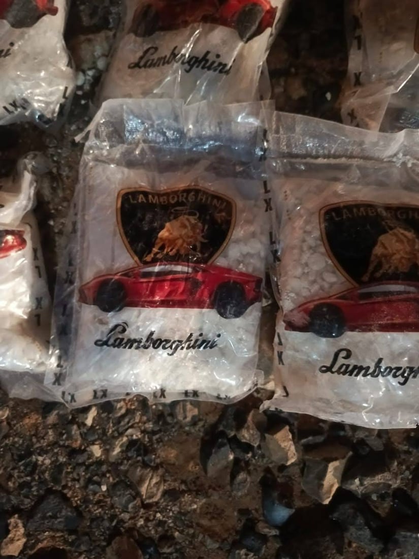 Border forces intercept balloon smuggling more than 30 kilograms of drugs in Anbar