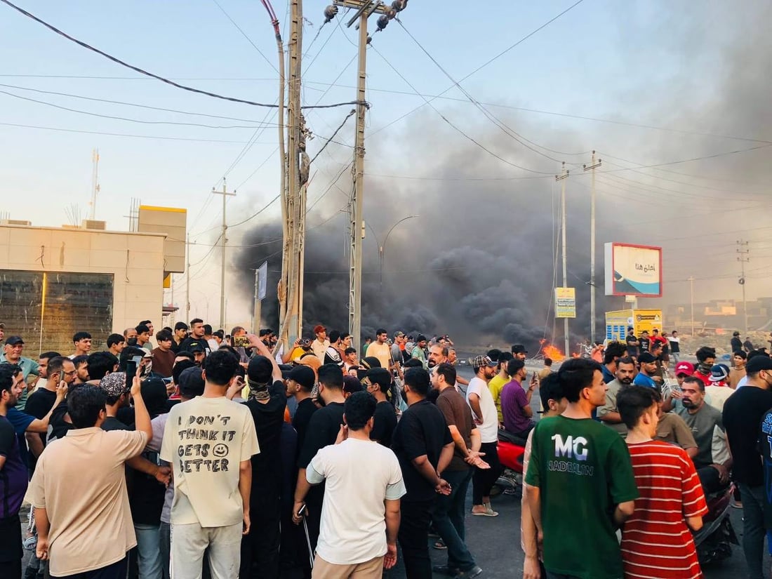صور: غلق شوارع الديوانية بالإطارات المحترقة احتجاجاً على تردي الكهرباء