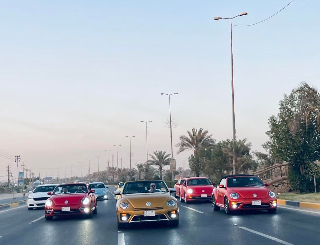 العراقيات يعشقن سيارة الرايخ الألماني.. معتز يجمع ملاك “الرگة” في گروب فيسبوك (صور)