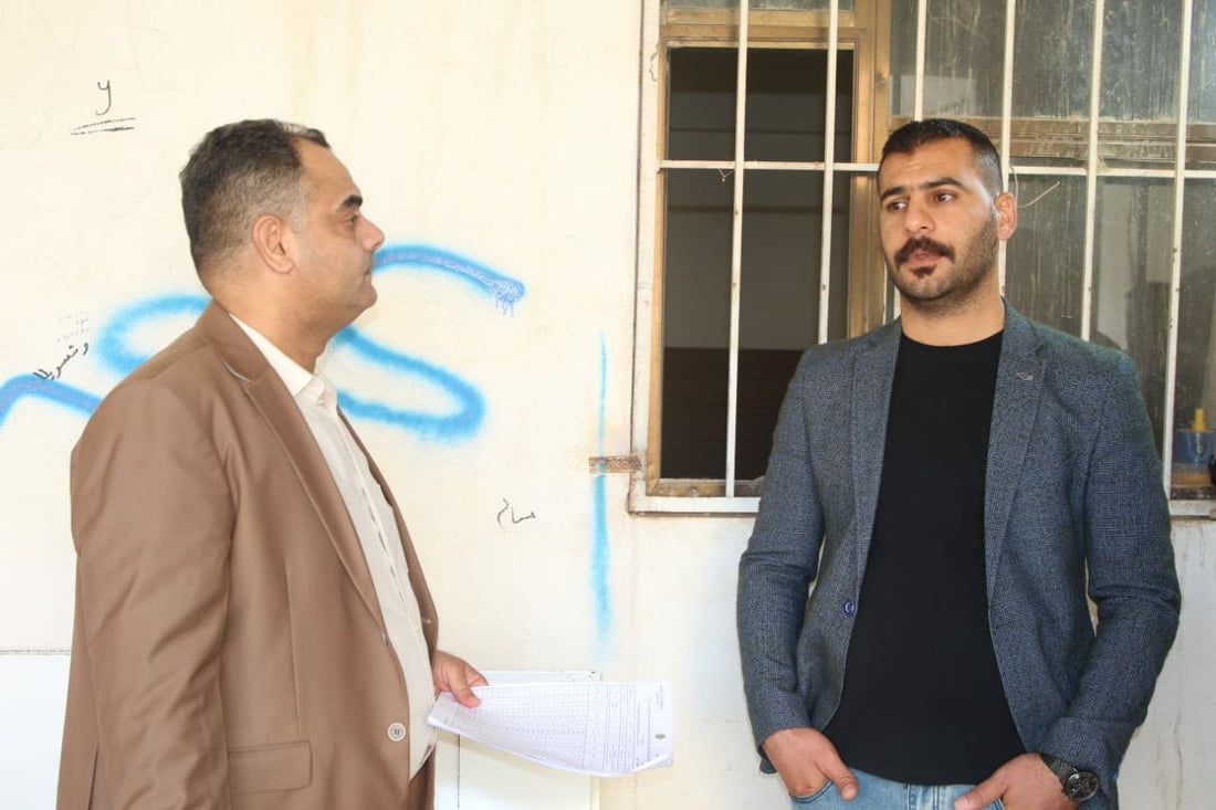 يعملون بصمت.. مدرسو صناعة هيت يقتربون من إصلاح 1500 مقعد دراسي