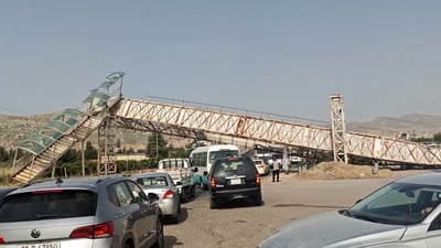 شاحنة أسقطت جسر المشاة في گوبالة.. شاهد كيف تمر السيارات نحو السليمانية