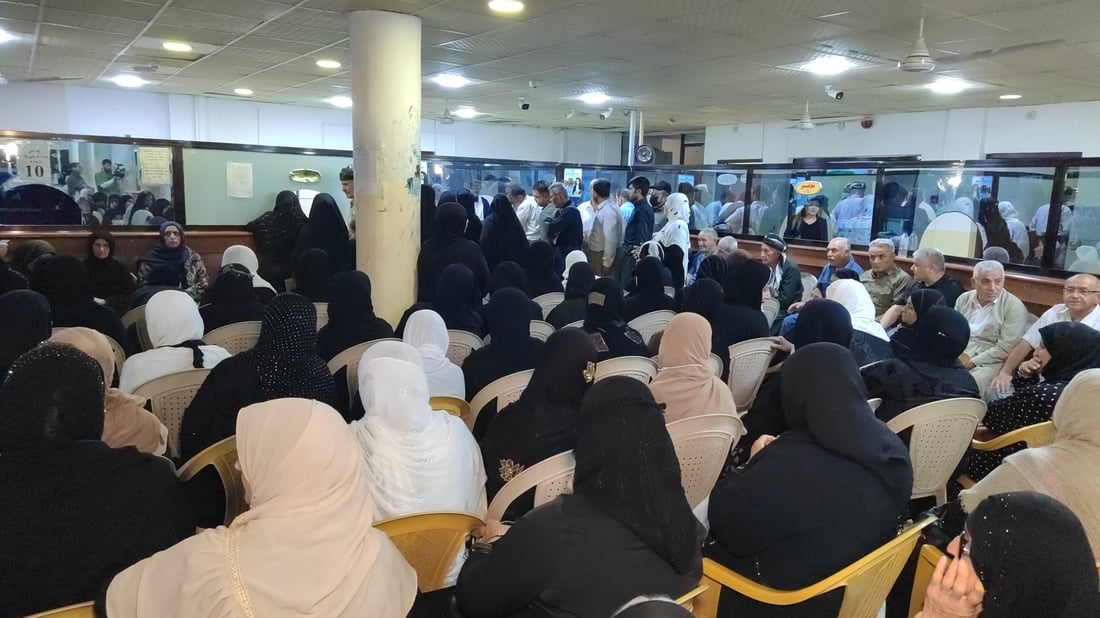 ازدحام في مصارف كردستان مع بدء صرف الوجبة الأولى من رواتب شهر أيار