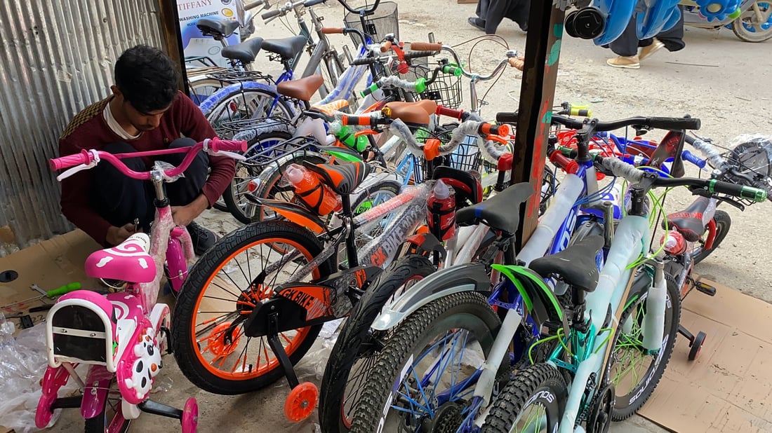 صور:”بايسكلجي” وحيد في الناصرية.. الزبائن يفضلون الدرّاجات الجديدة