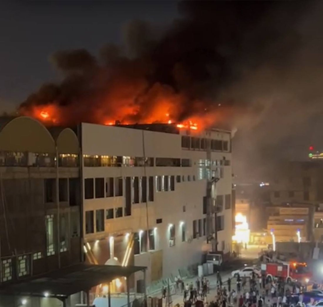 مشاهد من حريق شنشل مول في البصرة الآن