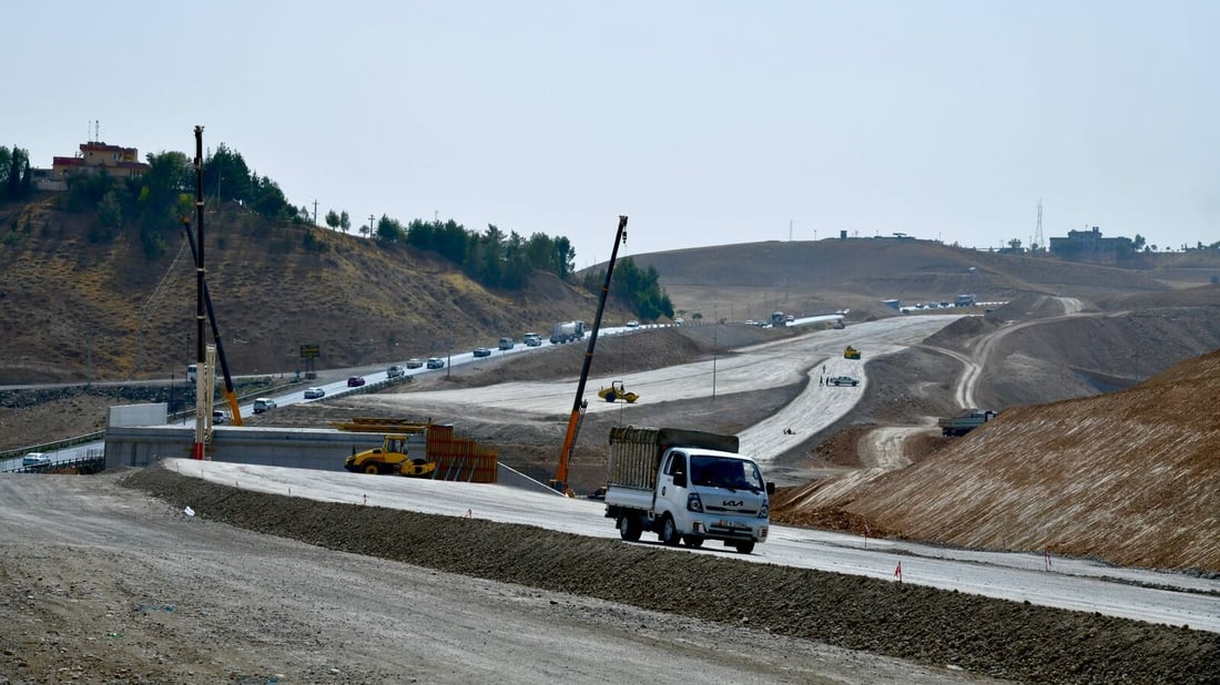 كاركردن له دووسایدی کەسنەزان- گۆمپەسپان گەیشتووەتە هەورازە نەفت