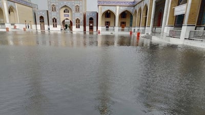 غرق باحة مسجد الكوفة جراء موجة الحالوب والأمطار الغزيرة