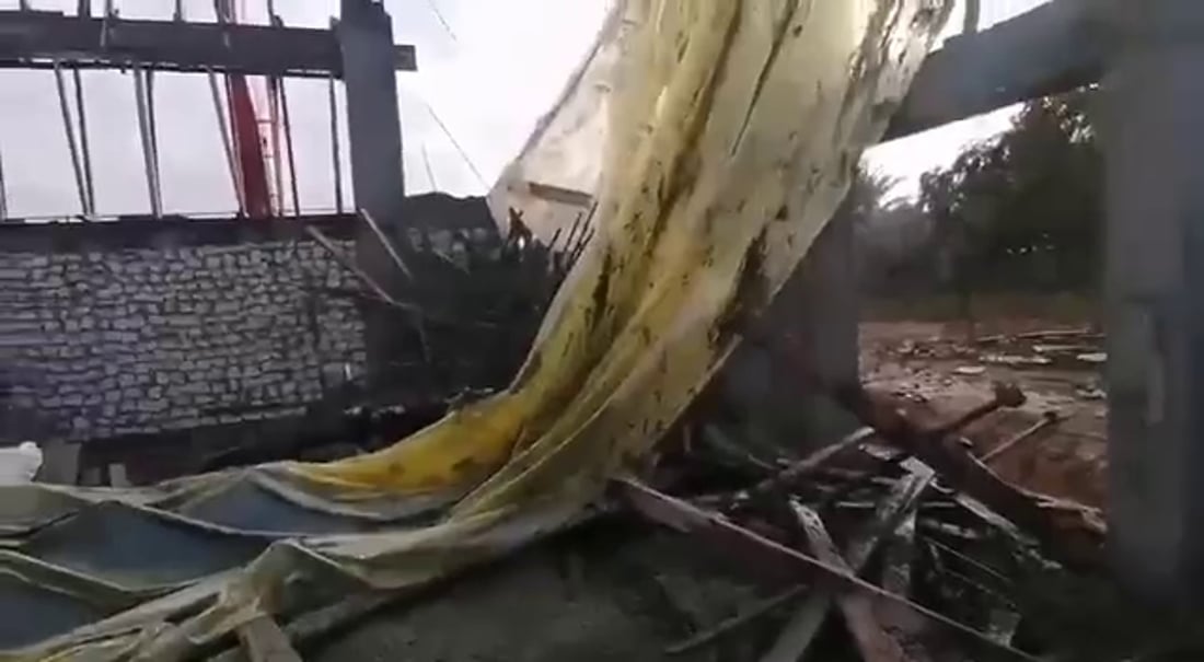الأنبار: انهيار سقف جامع “تحت الأمطار”.. إصابة 9 عمال ومهندس أثناء الصب (صورة)