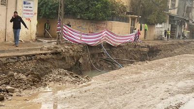 سكان حي “العكيدات” يلوّحون للمحافظ في “عطلة الخدمات”: نحن هنا!
