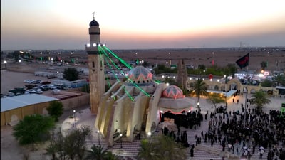 صور جوية لخطوة الإمام علي: راية عاشوراء عملاقة تجاور المنارة الأثرية في البصرة