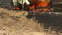 فيديو: محاولات إخراج سيارة “غرزت” في أرض زراعية تنتهي باشتعالها في الدبس