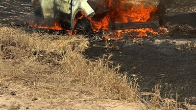 فيديو: محاولات إخراج سيارة “غرزت” في أرض زراعية تنتهي باشتعالها في الدبس