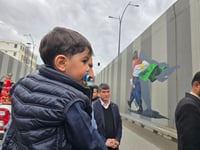 وێنەکەى نەخشێندرا؛ ئەو منداڵەى بە مەمکەمژەیەکەوە بووە...