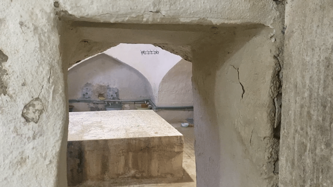 آخر حمامات الرجال في العمارة.. “الحيدري” لن يبيع 100 عام من تاريخ السوق (صور)