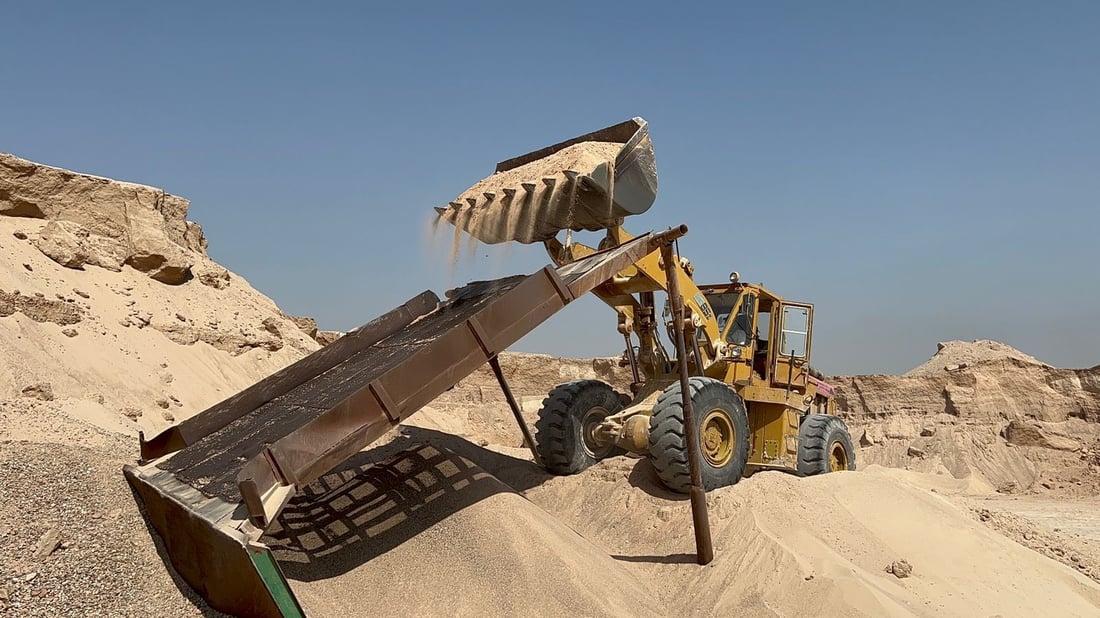 “سنام البصرة كله خير”.. فيديو لاستخراج أفضل مواد البناء من محيط الجبل الوحيد