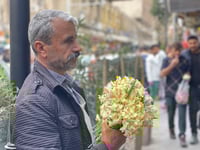 ئەو پیاوەی بەهاران لەگەڵ نێرگز دەردەکەوێت