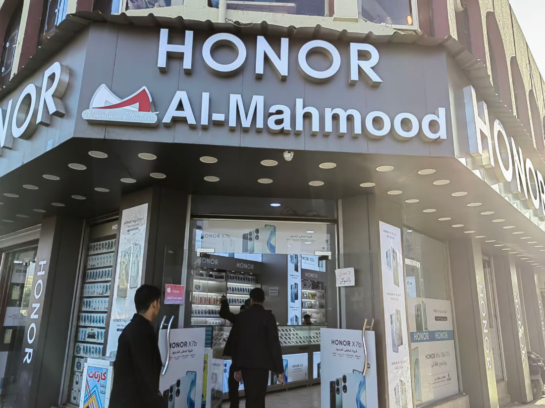 Mid-range models bestsellers in Mosul’s cell phone bazaars
