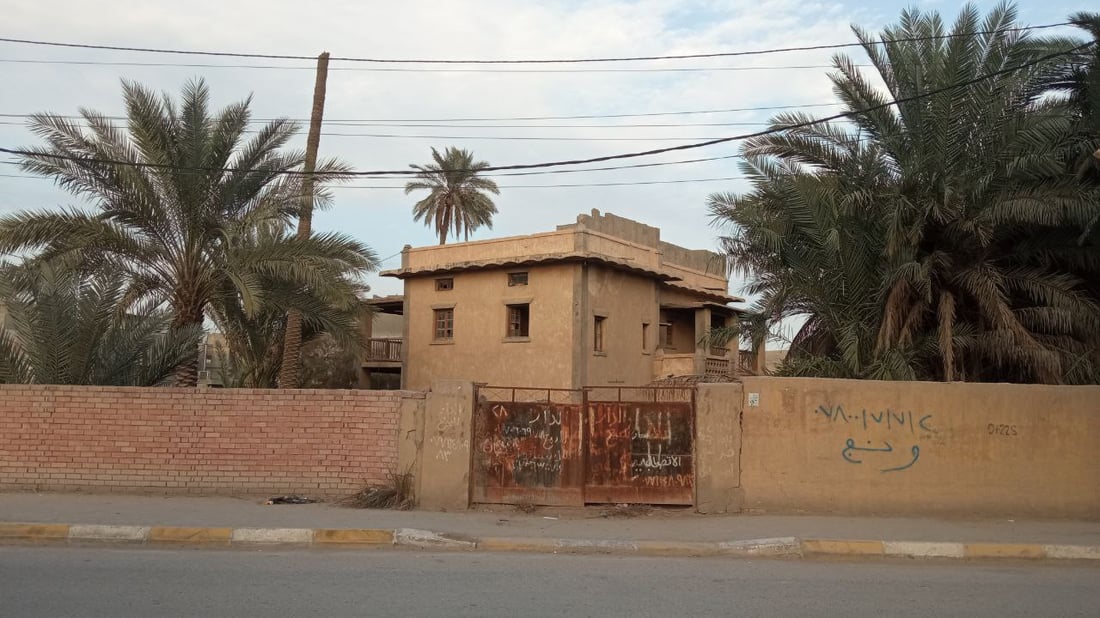 صور من منزل المستشار البريطاني كلايف دالي في طويريج.. يقولون إن عفريتاً يسكنه!