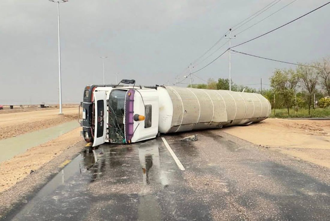 الغاز والسائق بخير.. انقلاب صهريج حكومي ممتلئ قبل وصوله الفاو (صور)