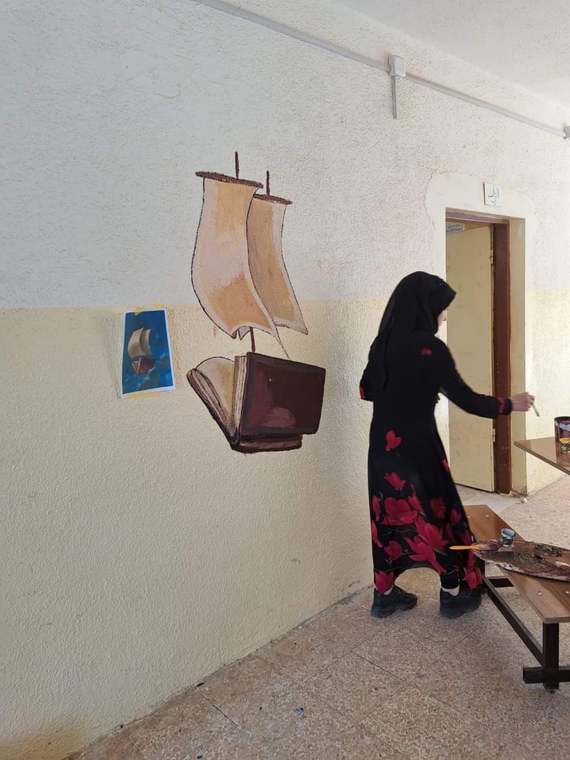 مبادرة الرائدة نزيهة سليم.. فنانو تلعفر يزينون المدارس برسوم كارتونية (صور)