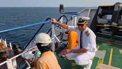 عاش حروب الثمانينات والآن عالق قرب هرمز.. بحار عراقي يسرد قصته من المضيق