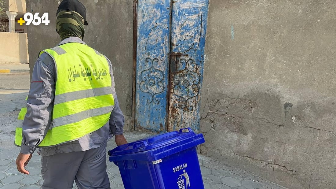 ماذا نفعل أكثر حتى لا ترموا النفايات؟.. سفوان توزع حاوية وأكياساً لكل عائلة (صور)